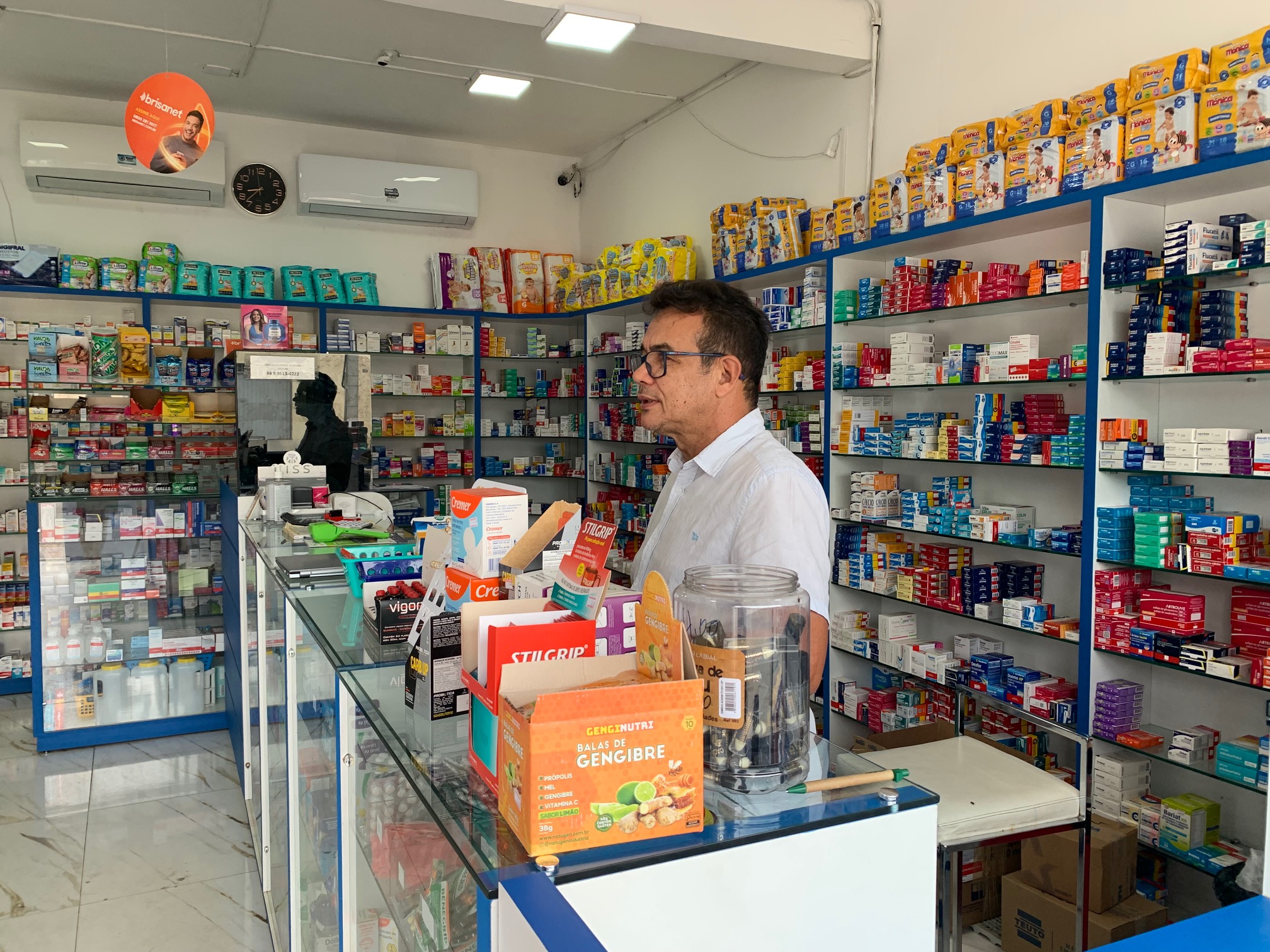 foto do Sr Luiz na farmacia